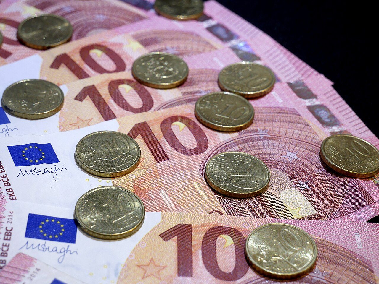 Ten-euro banknotes and ten-cent euro coins