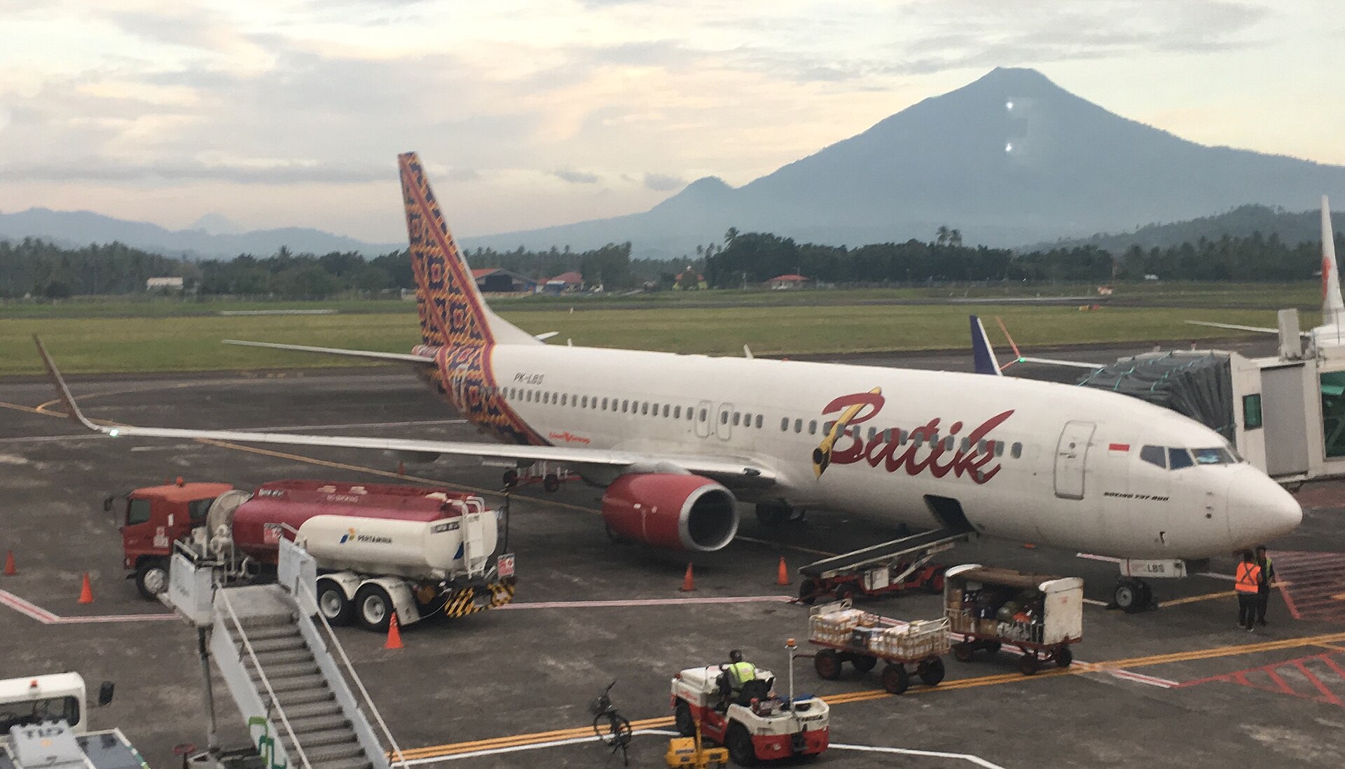 A Batik Air Boeing 737-800 on the apron at Sam Ratulangi Airport in Manado